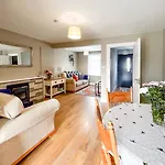 Townhouse With Super Location بيت للعطل *