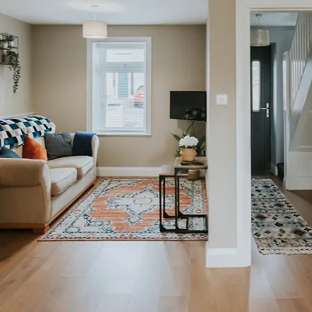 Townhouse With Super Location *