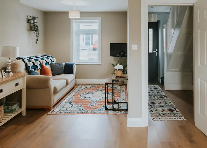 Townhouse With Super Location *